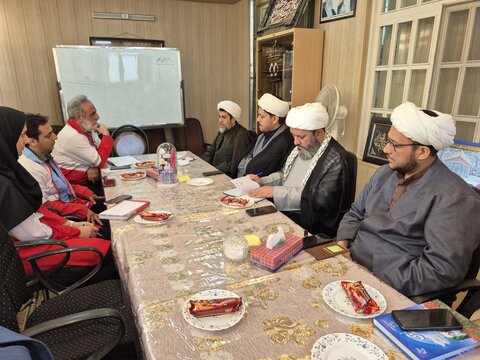 تصاویر/ نشست هم‌اندیشی مدیر حوزه علمیه کاشان با رئیس جمعیت هلال احمر شهرستان
