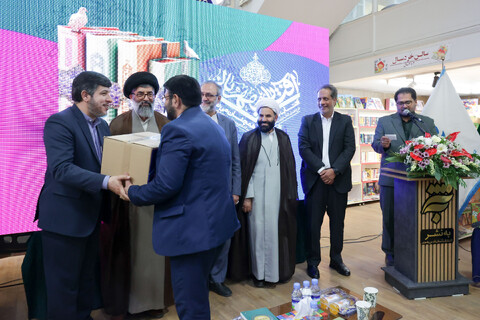 تصاویر/ اهدای ۵۵ هزار جلد کتاب به کتابخانه‌های محروم خراسان رضوی