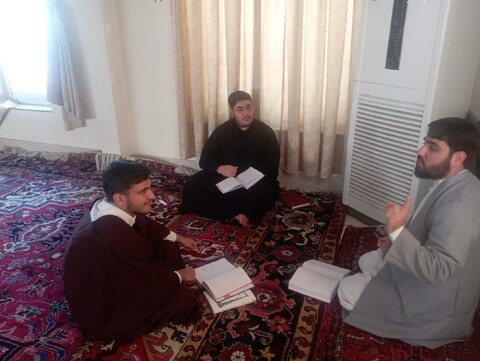 تصاویر/ حلقه های مباحثه علمی طلاب مدرسه علمیه حضرت ولیعصر(عج) تبریز