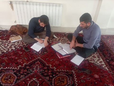 تصاویر/ حلقه های مباحثه علمی طلاب مدرسه علمیه حضرت ولیعصر(عج) تبریز