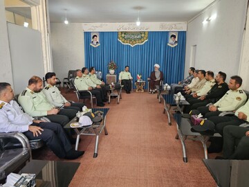 تصاویر / دیدار پرسنل نیروی انتظامی بویین زهرا وآبیک با ائمه جمعه