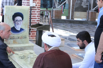 تصاویر / غبارروبی گلزار شهدای تبریز  توسط طلاب مدرسه علمیه امیرالمومنین (ع)تبریز