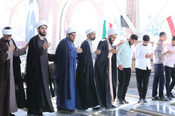 فیلم | غبارروبی گلزار شهدای تبریز توسط طلاب مدرسه علمیه امیرالمومنین (ع)تبریز