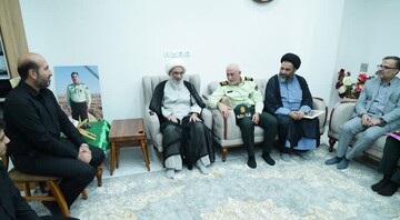 تصاویر/ دیدار امام جمعه بوشهر با دو خانواده شهید نیروی انتظامی