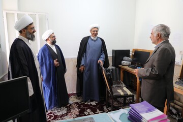 بازدید معاون پژوهش حوزه علمیه یزد از کتابخانه مدرسه علمیه حضرت ولی‌عصر(عج) ابرکوه+تصاویر