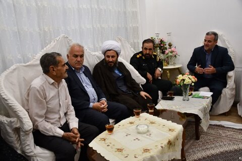 تصاویر/ دیدار امام جمعه شهرستان خوی با  خانواده شهدا