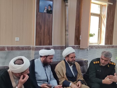 تصاویر/ مدیر و معاون تهذیب مدرسه علمیه امام صادق (ع) قروه با فرمانده انتظامی این شهرستان