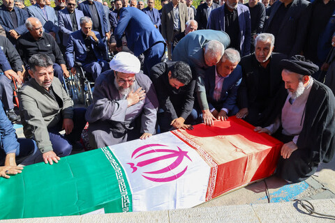 تصاویر | اقامه نماز بر پیکر جانباز شهید قربانعلی خرسندی