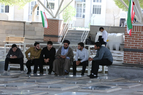 تصاویر | غبارروبی گلزار شهدای تبریز  توسط طلاب مدرسه علمیه امیرالمومنین تبریز