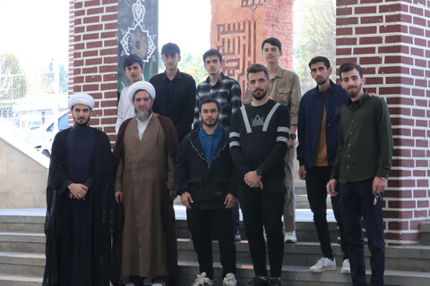 تصاویر | غبارروبی گلزار شهدای تبریز  توسط طلاب مدرسه علمیه امیرالمومنین تبریز