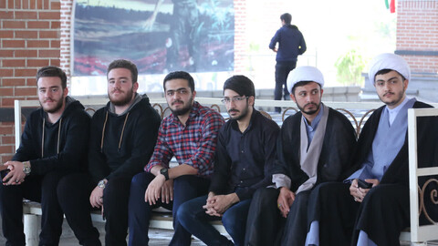 تصاویر | غبارروبی گلزار شهدای تبریز  توسط طلاب مدرسه علمیه امیرالمومنین تبریز