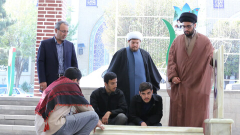 تصاویر | غبارروبی گلزار شهدای تبریز  توسط طلاب مدرسه علمیه امیرالمومنین تبریز