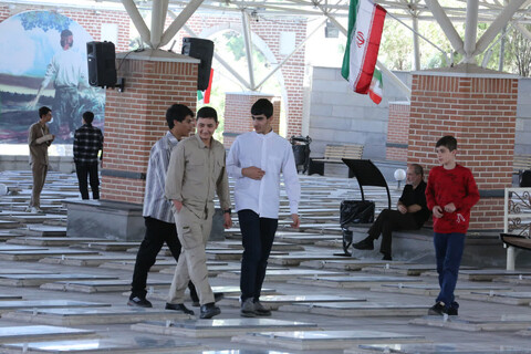 تصاویر | غبارروبی گلزار شهدای تبریز  توسط طلاب مدرسه علمیه امیرالمومنین تبریز