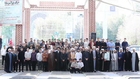 تصاویر | غبارروبی گلزار شهدای تبریز  توسط طلاب مدرسه علمیه امیرالمومنین تبریز