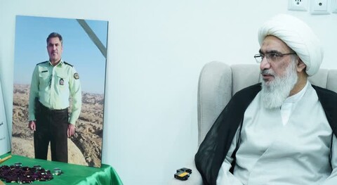 تصاویر/ دیدار امام جمعه بوشهر با دو خانواده شهید نیروی انتظامی