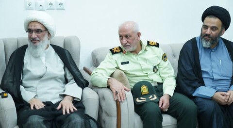 تصاویر/ دیدار امام جمعه بوشهر با دو خانواده شهید نیروی انتظامی