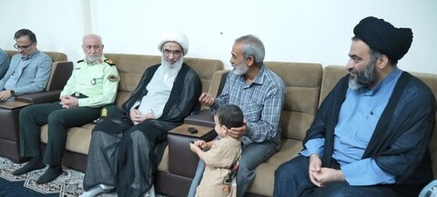 تصاویر/ دیدار امام جمعه بوشهر با دو خانواده شهید نیروی انتظامی