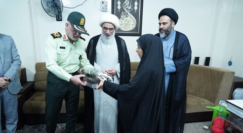 تصاویر/ دیدار امام جمعه بوشهر با دو خانواده شهید نیروی انتظامی