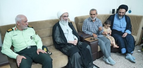 تصاویر/ دیدار امام جمعه بوشهر با دو خانواده شهید نیروی انتظامی