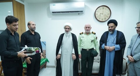 تصاویر/ دیدار امام جمعه بوشهر با دو خانواده شهید نیروی انتظامی