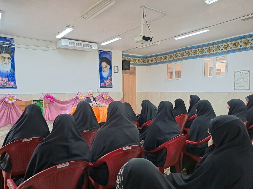 طلاب در کنار تحصیل علم، تهذیب و خودسازی داشته باشند