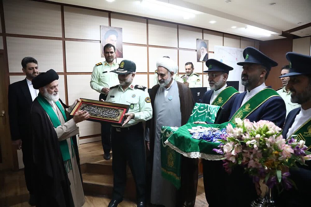 تجلیل خادمان حرم مطهر حضرت معصومه(س) از فرمانده انتظامی استان قم