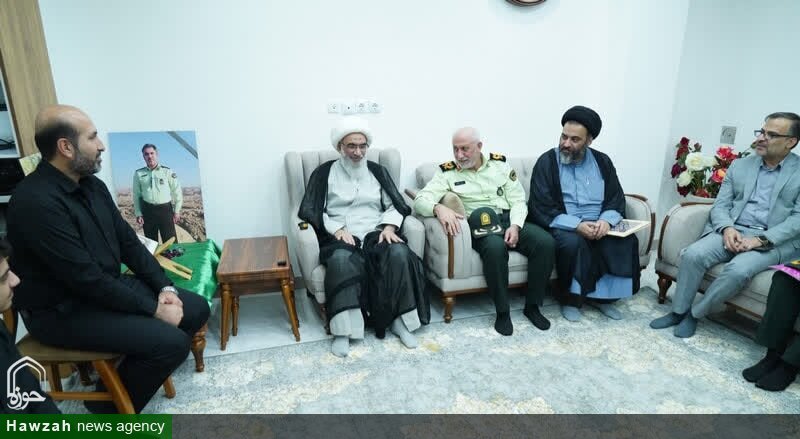 تصاویر/ دیدار امام جمعه بوشهر با دو خانواده شهید نیروی انتظامی