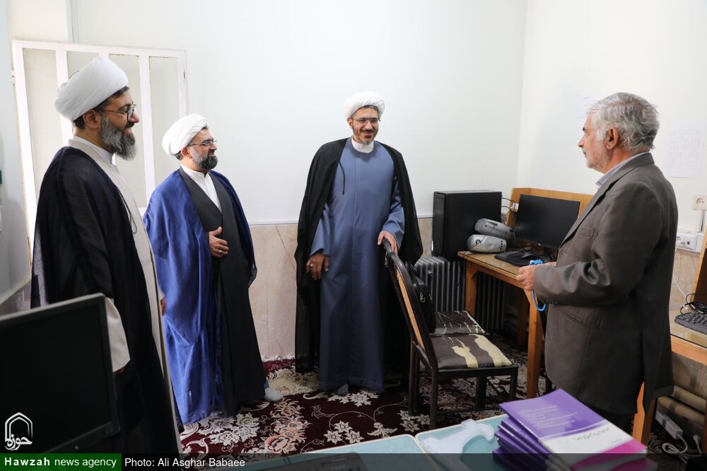 بازدید معاون پژوهش حوزه علمیه یزد از کتابخانه مدرسه علمیه حضرت ولی‌عصر(عج) ابرکوه+تصاویر