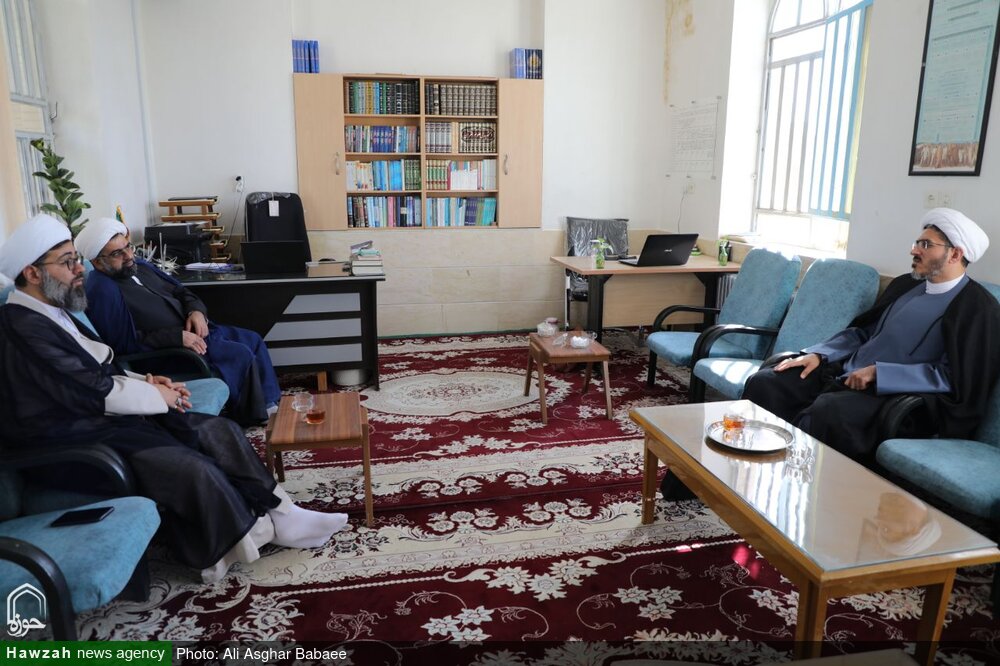 بازدید معاون پژوهش حوزه علمیه استان یزد از مخزن کتابخانه مدرسه علمیه حضرت ولی عصر (عج)شهرستان ابرکوه