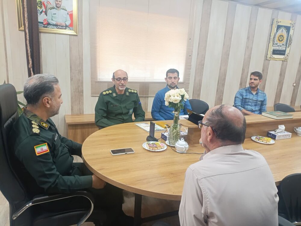 دیدار فرمانده پایگاه بسیج دانشجویی دانشگاه پیام نور آران و بیدگل با فرمانده نیروی انتظامی شهرستان