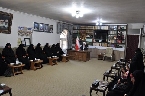 تصاویر/ دیدار مسئولین و طلاب جدیدالورود مدرسه علمیه خواهران میاندوآب با امام جمعه این شهرستان