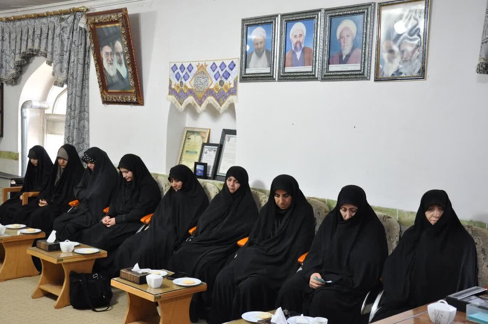 تصاویر/ دیدار مسئولین و طلاب جدیدالورود مدرسه علمیه خواهران میاندوآب با امام جمعه این شهرستان