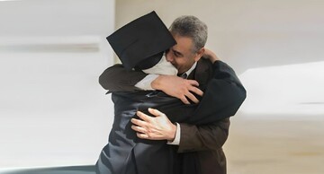 آیا دختری که به سن قانونی رسیده اجازه دارد بدون اجازه پدر از خانه خارج شود؟