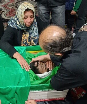 فیلم| آخرین وداع خانواده طلبه شهید ولیزاده با پیکر شهید