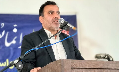 طلاب برای رفع مشکلات جامعه پای کار باشند