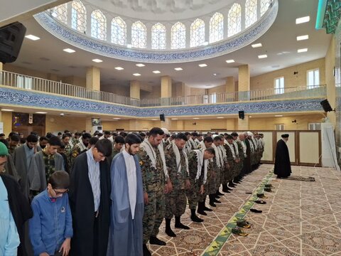 تصاویر/ اقامه نماز جماعت ظهر و عصر و درس اخلاق توسط حجت الاسلام و المسلمین مدرسی