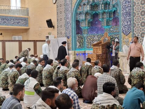 تصاویر/ اقامه نماز جماعت ظهر و عصر و درس اخلاق توسط حجت الاسلام و المسلمین مدرسی