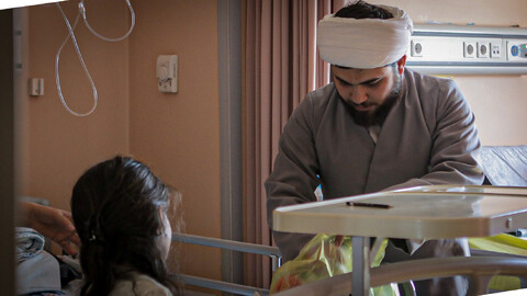 تصاویر/حضور طلبه‌های همدانی در کنار کودکان بیمار به مناسبت روز جهانی کودک