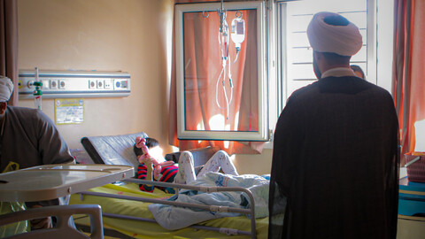 تصاویر/حضور طلبه‌های همدانی در کنار کودکان بیمار به مناسبت روز جهانی کودک