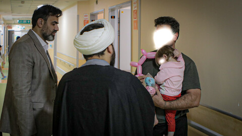 تصاویر/حضور طلبه‌های همدانی در کنار کودکان بیمار به مناسبت روز جهانی کودک