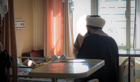 تصاویر/حضور طلبه‌های همدانی در کنار کودکان بیمار به مناسبت روز جهانی کودک