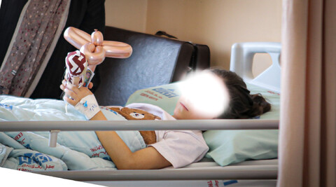 تصاویر/حضور طلبه‌های همدانی در کنار کودکان بیمار به مناسبت روز جهانی کودک