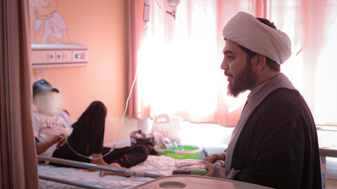 تصاویر/حضور طلبه‌های همدانی در کنار کودکان بیمار به مناسبت روز جهانی کودک