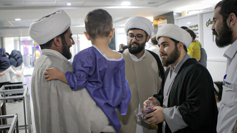 تصاویر/حضور طلبه‌های همدانی در کنار کودکان بیمار به مناسبت روز جهانی کودک