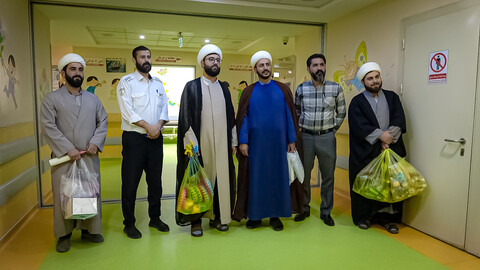 تصاویر/حضور طلبه‌های همدانی در کنار کودکان بیمار به مناسبت روز جهانی کودک