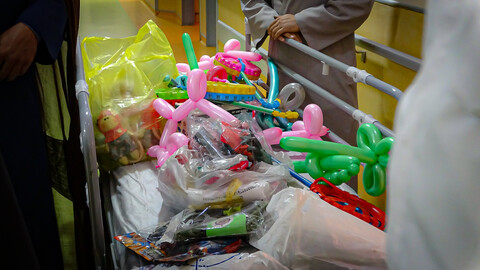 تصاویر/حضور طلبه‌های همدانی در کنار کودکان بیمار به مناسبت روز جهانی کودک