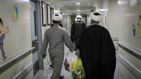 تصاویر/حضور طلبه‌های همدانی در کنار کودکان بیمار به مناسبت روز جهانی کودک