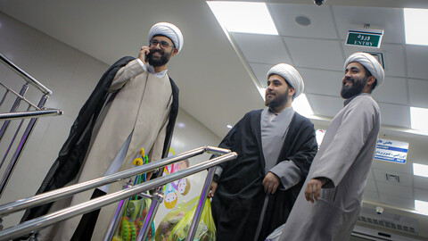 تصاویر/حضور طلبه‌های همدانی در کنار کودکان بیمار به مناسبت روز جهانی کودک