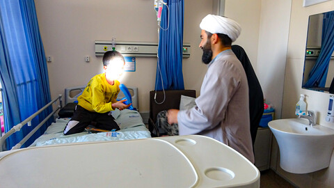 تصاویر/حضور طلبه‌های همدانی در کنار کودکان بیمار به مناسبت روز جهانی کودک