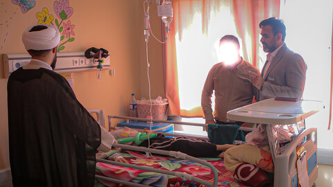 تصاویر/حضور طلبه‌های همدانی در کنار کودکان بیمار به مناسبت روز جهانی کودک